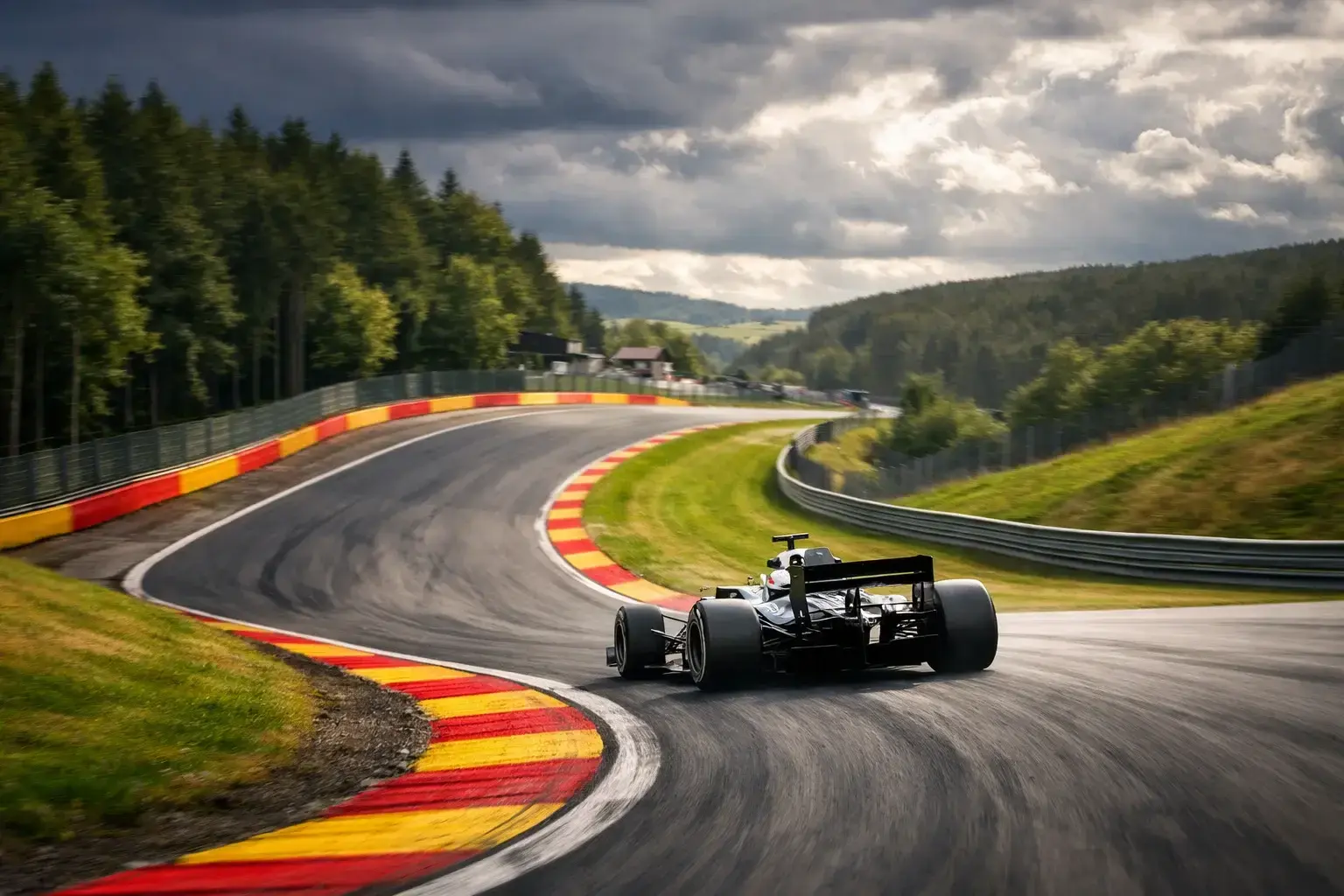 F1-bolide door Eau Rouge op Spa-Francorchamps