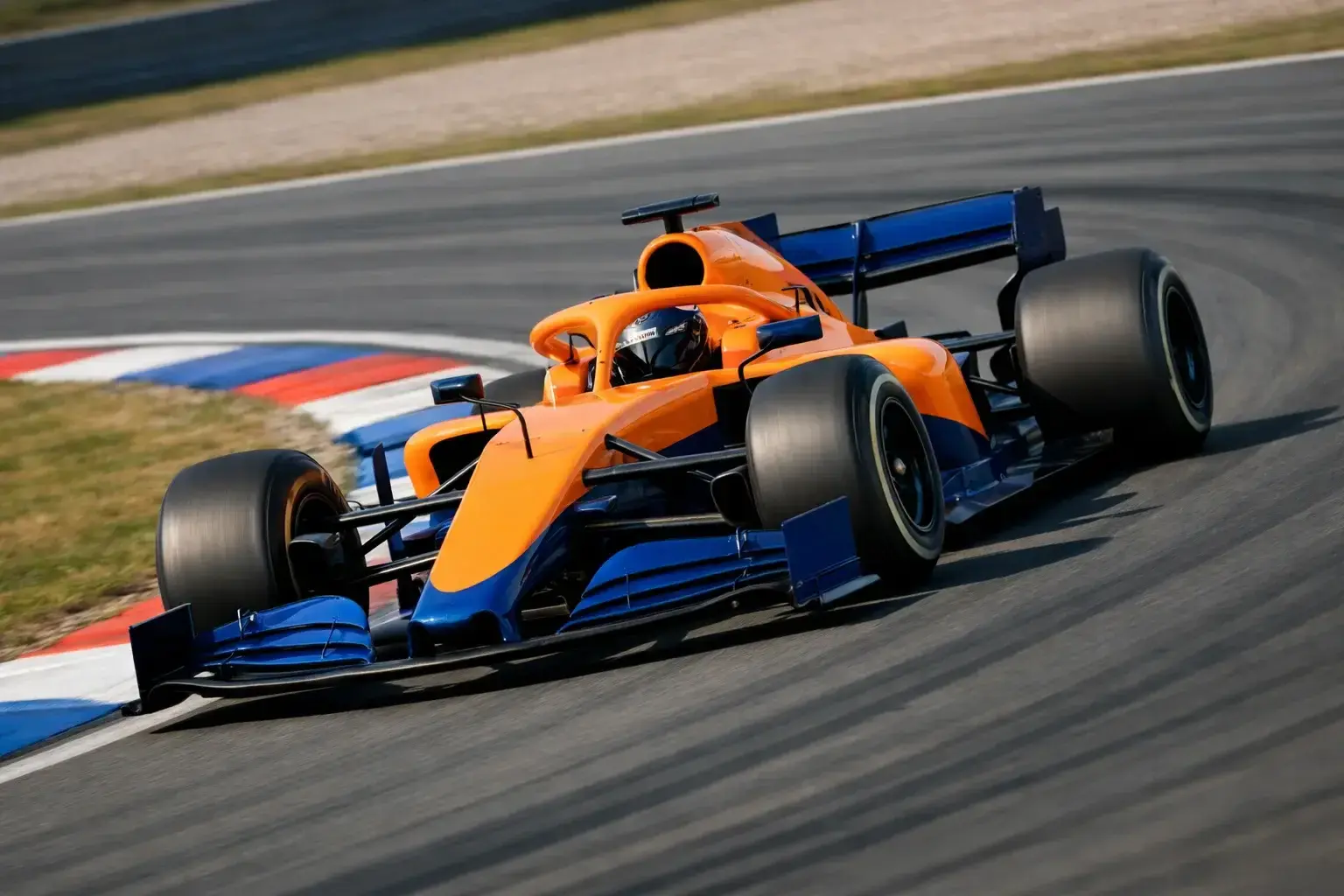 McLaren F1-bolide in papaja-oranje livery tijdens race